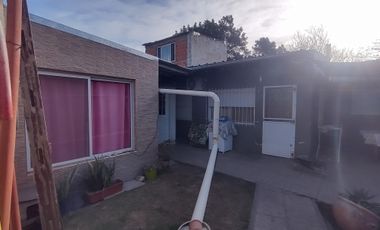 Casa 3 dormitoros mas estudio pequeño C/garage 2 autos y patio