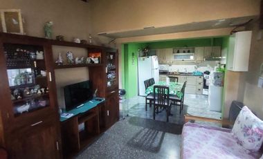 Casa 3 dormitoros mas estudio pequeño C/garage 2 autos y patio