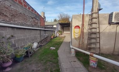 Casa 3 dormitoros mas estudio pequeño C/garage 2 autos y patio