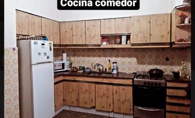 CASA EN PLANTA ALTA DE 3 AMBIENTES CON COCHERA.