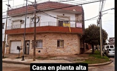 CASA EN PLANTA ALTA DE 3 AMBIENTES CON COCHERA.