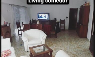 CASA EN PLANTA ALTA DE 3 AMBIENTES CON COCHERA.