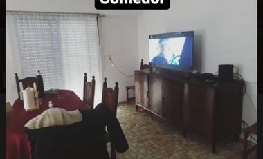 CASA EN PLANTA ALTA DE 3 AMBIENTES CON COCHERA.