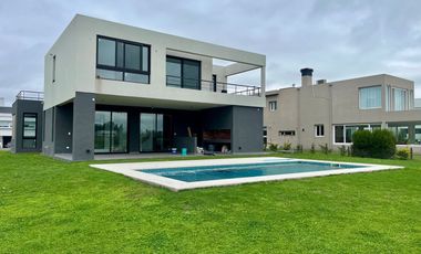 Casa a estrenar de 6 amb en barrio privado San Eliseo