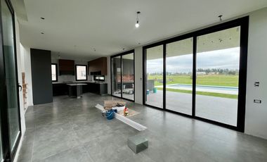 Casa a estrenar de 6 amb en barrio privado San Eliseo