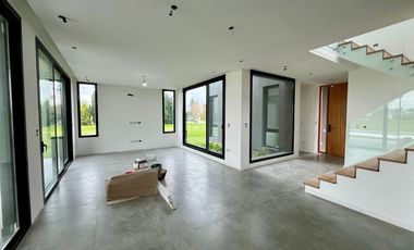 Casa a estrenar de 6 amb en barrio privado San Eliseo