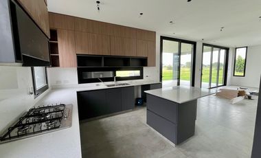 Casa a estrenar de 6 amb en barrio privado San Eliseo
