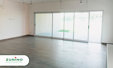 Hermosa casa de cinco ambientes en Pilar a la venta