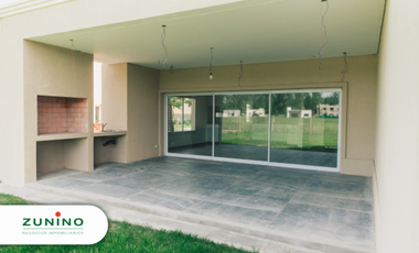 Hermosa casa de cinco ambientes en Pilar a la venta