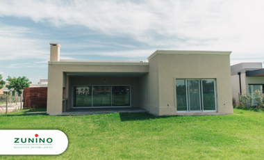 Hermosa casa de cinco ambientes en Pilar a la venta