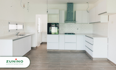 Hermosa casa de cinco ambientes en Pilar a la venta