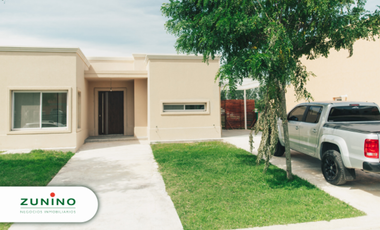 Hermosa casa de cinco ambientes en Pilar a la venta