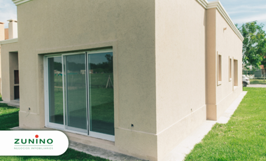 Hermosa casa de cinco ambientes en Pilar a la venta