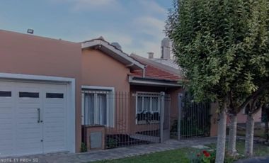 VENDO CHALET 4 AMBIENTES EN BARRIO SAN CARLOS