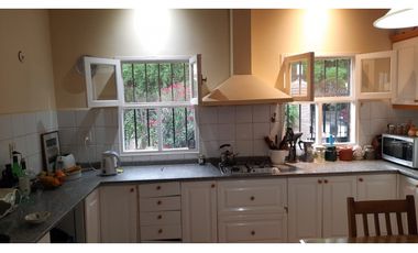 Venta-Hermosa Casa-Pileta-Jardín-Chacras de Coria-1000m2