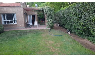 Venta-Hermosa Casa-Pileta-Jardín-Chacras de Coria-1000m2