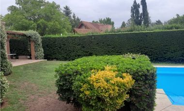 Venta-Hermosa Casa-Pileta-Jardín-Chacras de Coria-1000m2