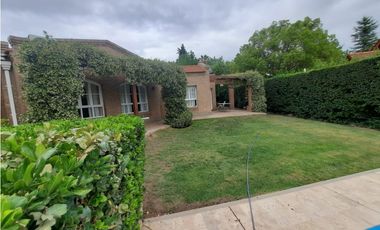 Venta-Hermosa Casa-Pileta-Jardín-Chacras de Coria-1000m2