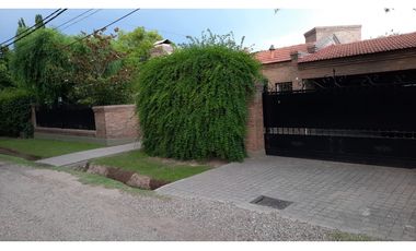 Venta-Hermosa Casa-Pileta-Jardín-Chacras de Coria-1000m2