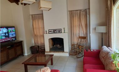 Venta-Hermosa Casa-Pileta-Jardín-Chacras de Coria-1000m2