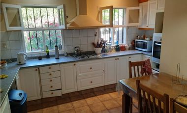 Venta-Hermosa Casa-Pileta-Jardín-Chacras de Coria-1000m2