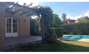 Venta-Hermosa Casa-Pileta-Jardín-Chacras de Coria-1000m2