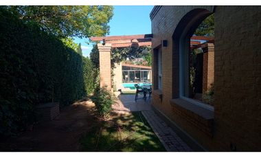 Venta-Hermosa Casa-Pileta-Jardín-Chacras de Coria-1000m2