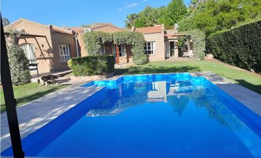 Venta-Hermosa Casa-Pileta-Jardín-Chacras de Coria-1000m2