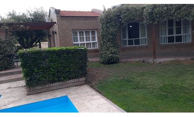 Venta-Hermosa Casa-Pileta-Jardín-Chacras de Coria-1000m2