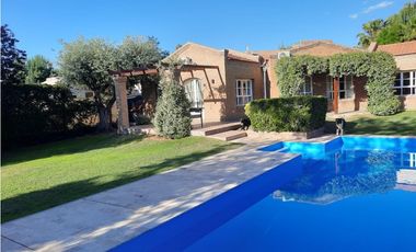 Venta-Hermosa Casa-Pileta-Jardín-Chacras de Coria-1000m2