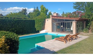 Venta-Hermosa Casa-Pileta-Jardín-Chacras de Coria-1000m2