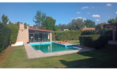 Venta-Hermosa Casa-Pileta-Jardín-Chacras de Coria-1000m2