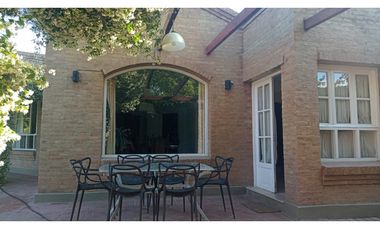 Venta-Hermosa Casa-Pileta-Jardín-Chacras de Coria-1000m2