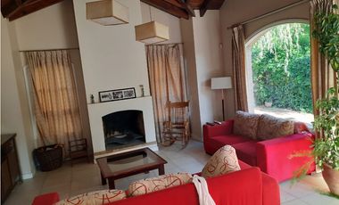 Venta-Hermosa Casa-Pileta-Jardín-Chacras de Coria-1000m2