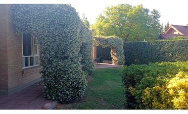 Venta-Hermosa Casa-Pileta-Jardín-Chacras de Coria-1000m2