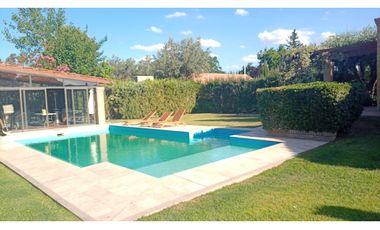 Venta-Hermosa Casa-Pileta-Jardín-Chacras de Coria-1000m2