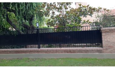 Venta-Hermosa Casa-Pileta-Jardín-Chacras de Coria-1000m2