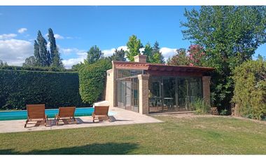 Venta-Hermosa Casa-Pileta-Jardín-Chacras de Coria-1000m2