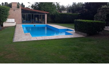 Venta-Hermosa Casa-Pileta-Jardín-Chacras de Coria-1000m2