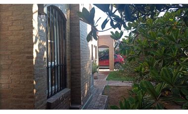 Venta-Hermosa Casa-Pileta-Jardín-Chacras de Coria-1000m2