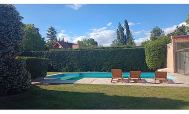 Venta-Hermosa Casa-Pileta-Jardín-Chacras de Coria-1000m2