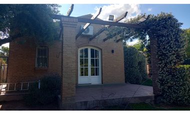 Venta-Hermosa Casa-Pileta-Jardín-Chacras de Coria-1000m2