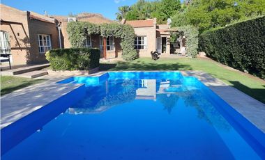 Venta-Hermosa Casa-Pileta-Jardín-Chacras de Coria-1000m2
