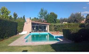 Venta-Hermosa Casa-Pileta-Jardín-Chacras de Coria-1000m2