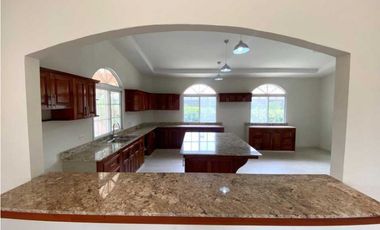 VENDO CASA EN SANTA CLARA
