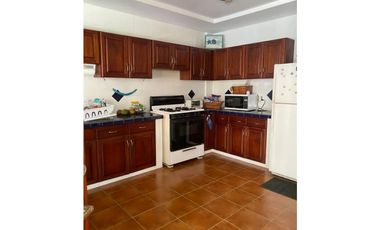 VENDO AMPLIA PROPIEDAD CON 2 CASAS EN PUNTA BARCO $725.000!!!