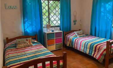 VENDO AMPLIA PROPIEDAD CON 2 CASAS EN PUNTA BARCO $725.000!!!
