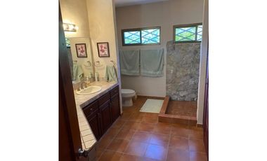 VENDO AMPLIA PROPIEDAD CON 2 CASAS EN PUNTA BARCO $725.000!!!