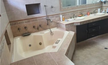 VENDO HERMOSA Y AMPLIA CASA EN LA ALAMEDA $475000!!!