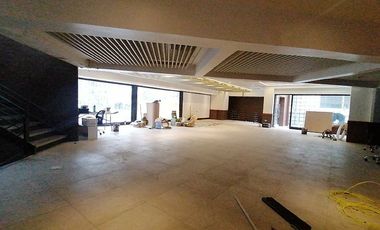 ESTUPENDO LOCAL COMERCIAL / APOQUINDO/ VECINAL